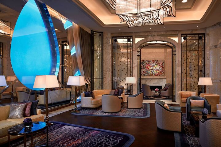 Lounge 54 of 78