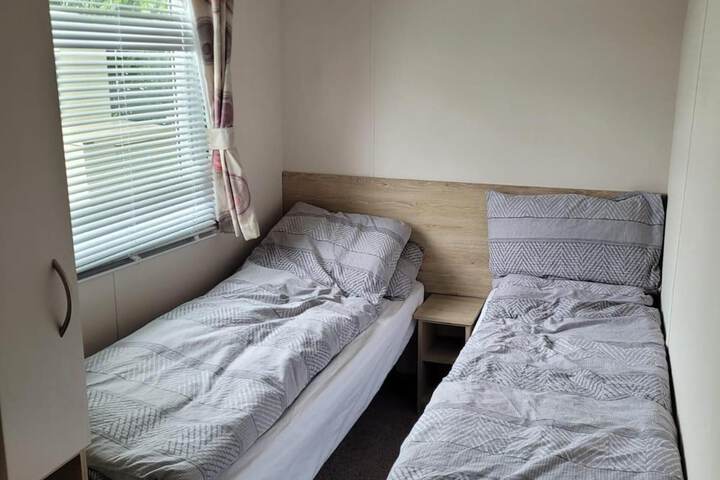 Room 2 of 27