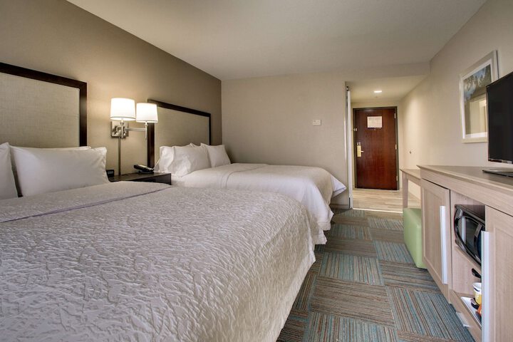 2 Queen Beds Mobility Hearing Accessible Tub (1 of 15)