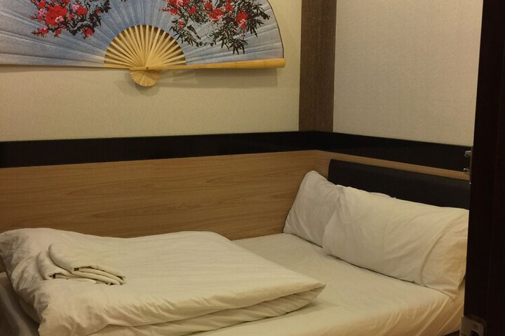 Room 7 of 106