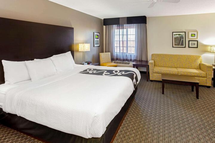 1 King Bed (3 of 7)