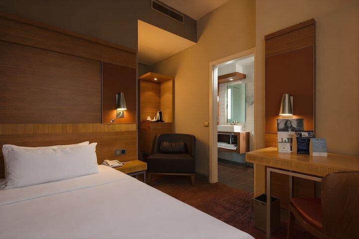 Room 15 of 60