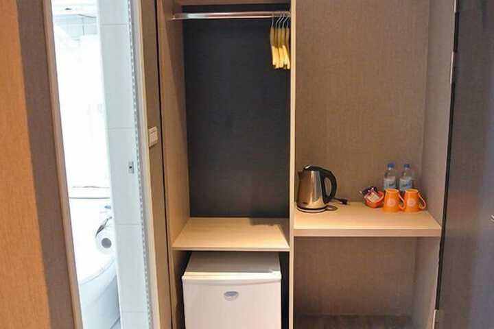 Room 25 of 38