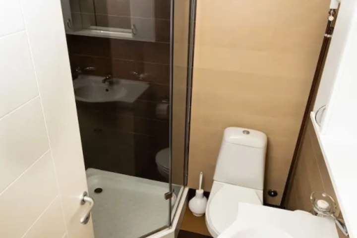 Room 8 of 16