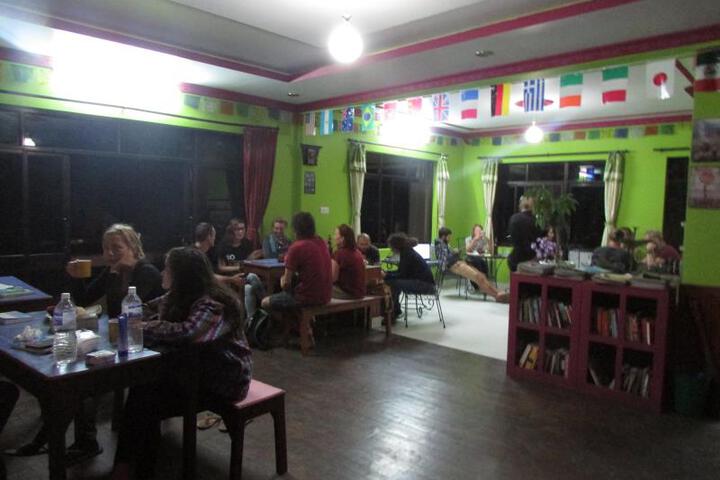 Lounge 3 of 9