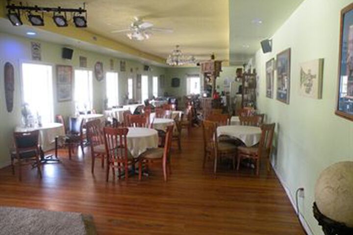Lounge 17 of 23