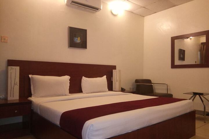 Room 9 of 32
