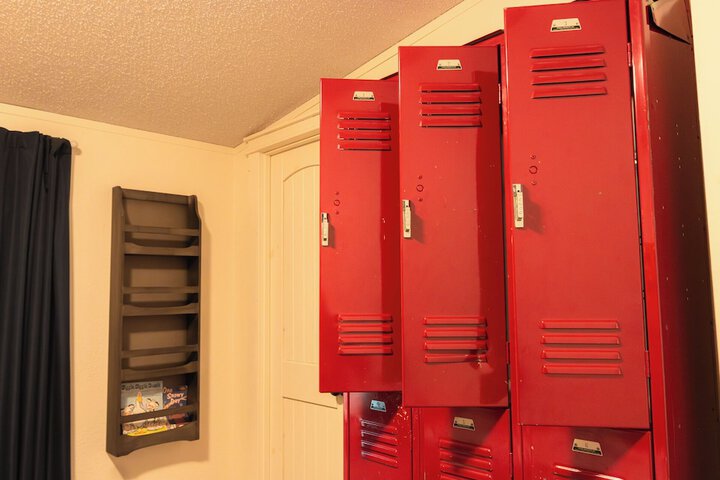Room 65 of 917
