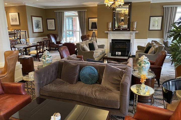 Lounge 49 of 76