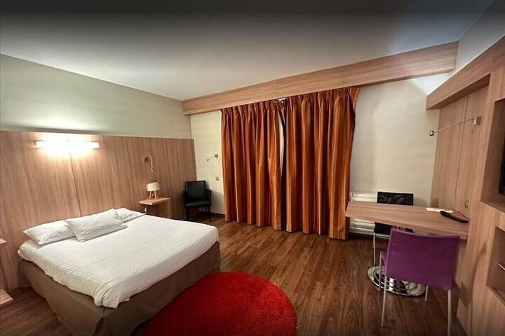 Room 26 of 42