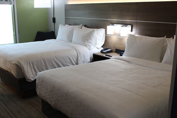 2 Queen Beds (6 of 12)