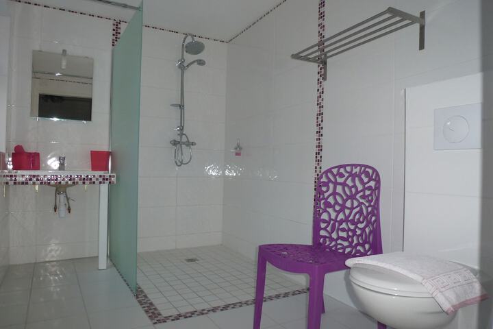 Room 6 of 16