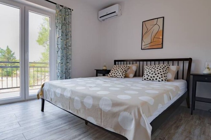 Room 4 of 27