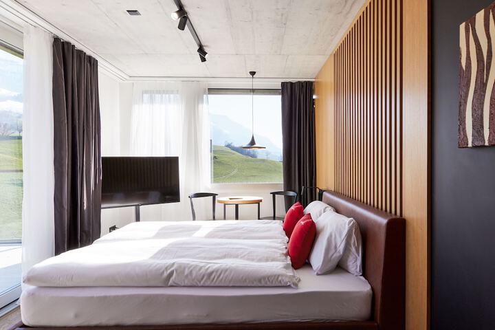 Room 16 of 38