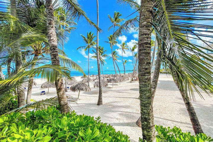DELUXE STUDIOS HOTEL POOL AND BEACH