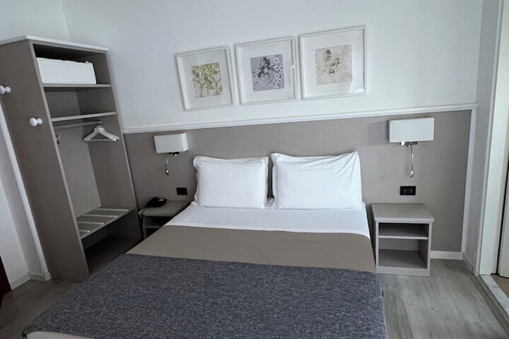 Room 8 of 36