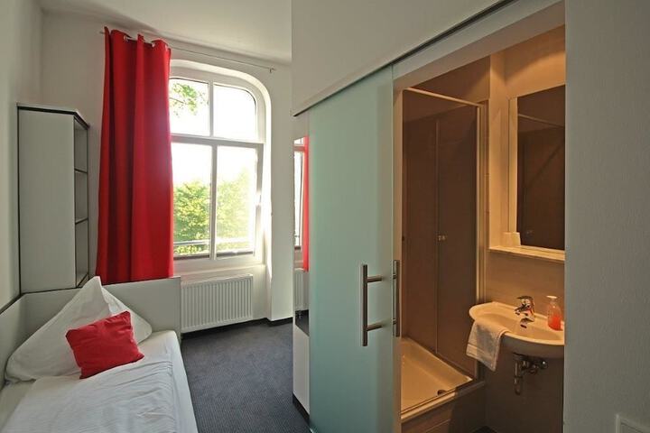Room 4 of 37