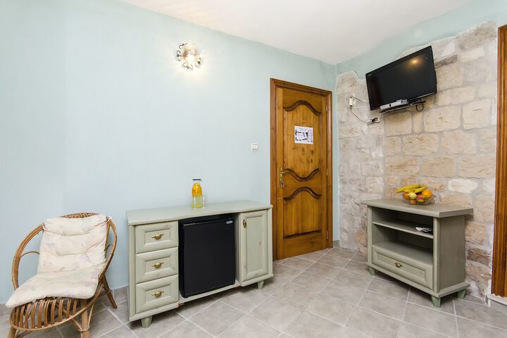 Room 9 of 109