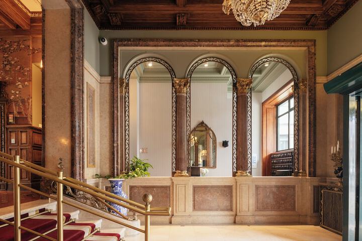 Concierge desk