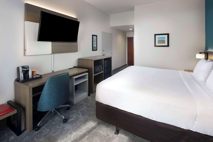 1 King Bed (5 of 22)