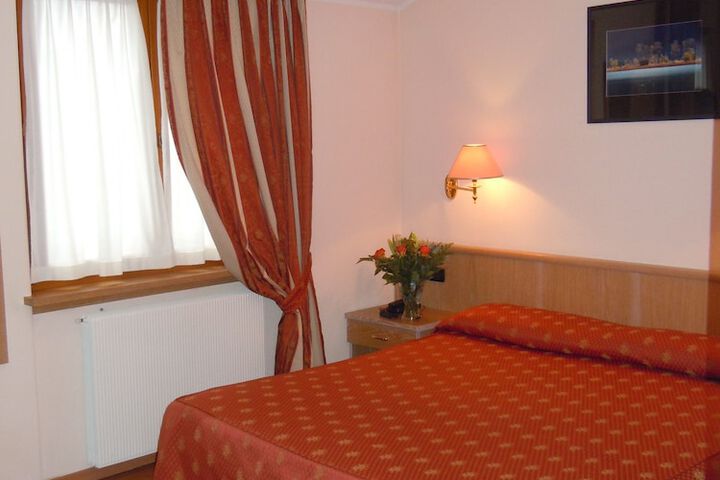 Room 4 of 104