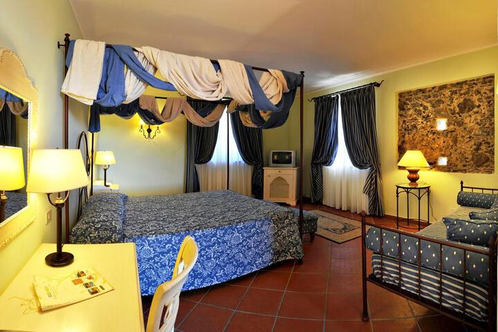 Room 12 of 77