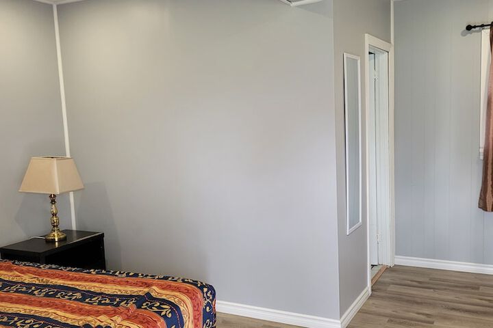 1 Queen Bed (12 of 16)