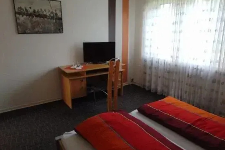 Room 4 of 7
