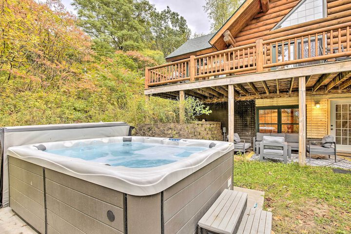 Splendid Family Cabin w / Hot Tub & Grill!