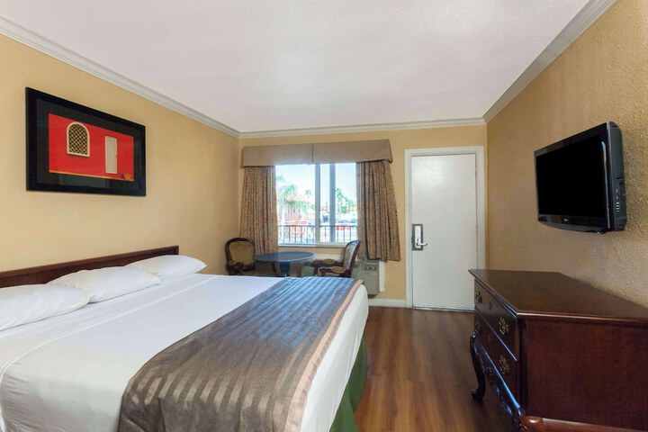 1 Queen Bed (6 of 7)