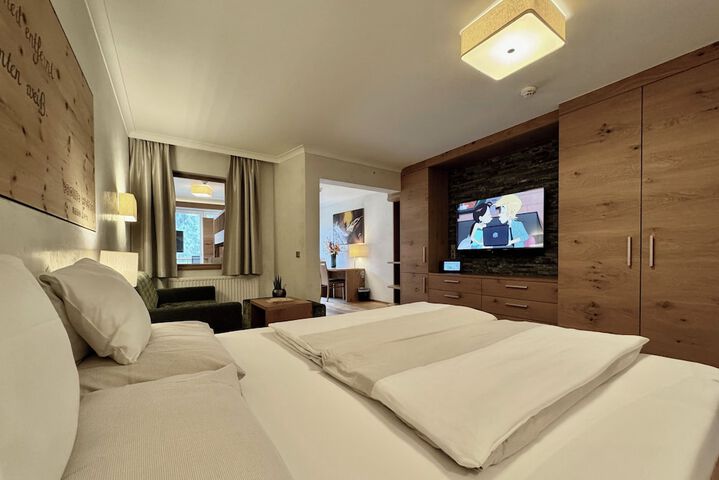 Room 3 of 100