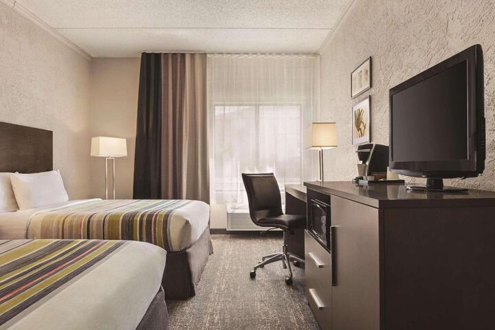 1 Queen Bed (5 of 15)
