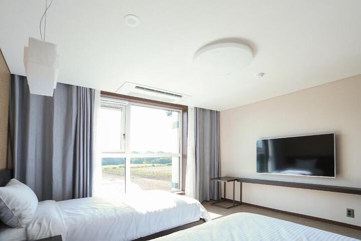 Room 13 of 40