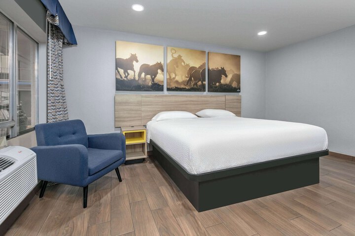 1 King Bed (2 of 4)