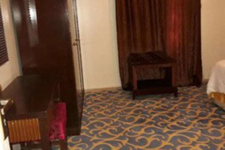 Room 10 of 16