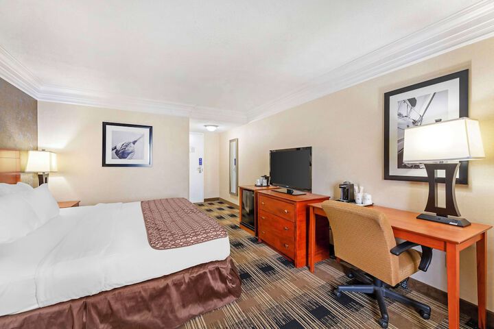 1 King Bed Table and Chairs Refrigerator, Continental Breakfast (6 of 14)