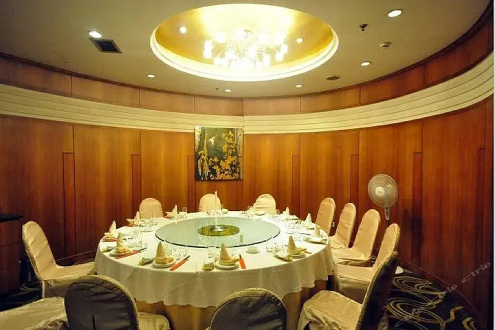 Dining 12 of 13
