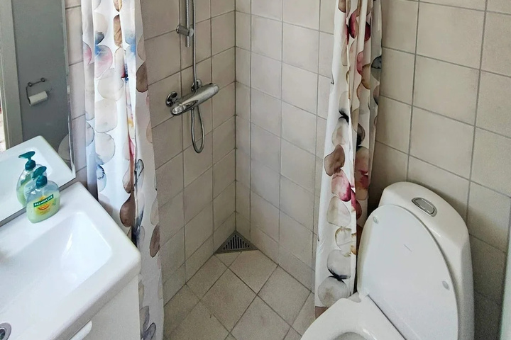 Room 6 of 13
