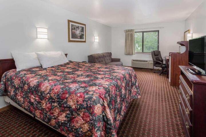 1 Queen Bed (3 of 9)