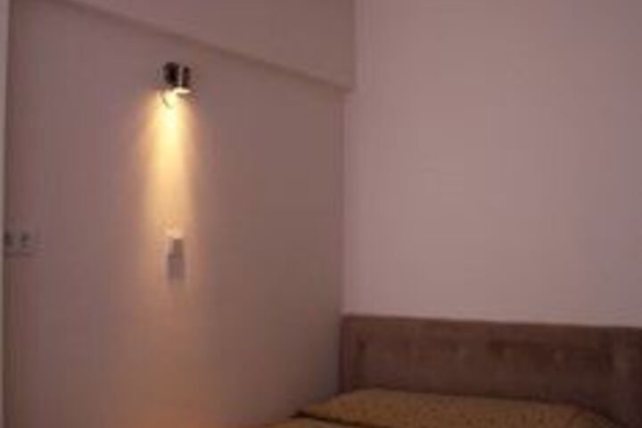 Room 6 of 13