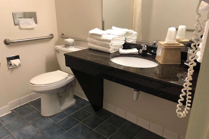 1 Queen Accessible Bathtub Microwave, Refrigerator WiFi Full Breakfast (8 of 15)
