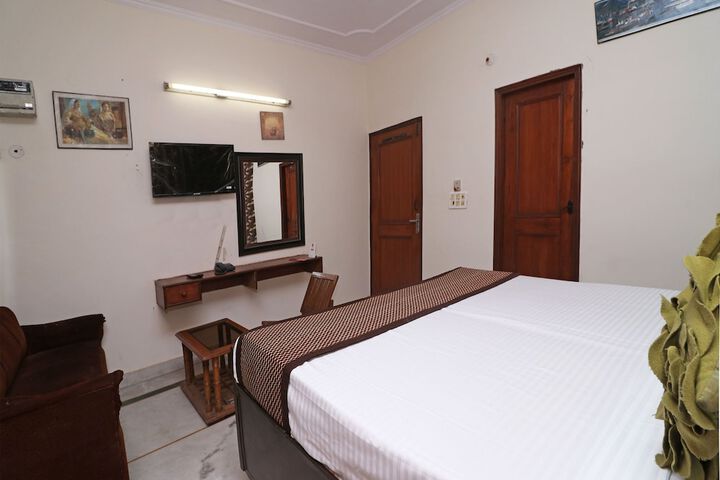 Room 12 of 25