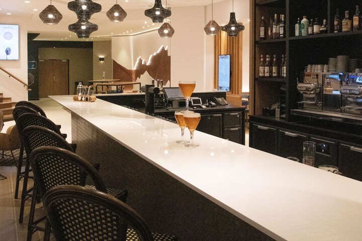 Lounge 107 of 122