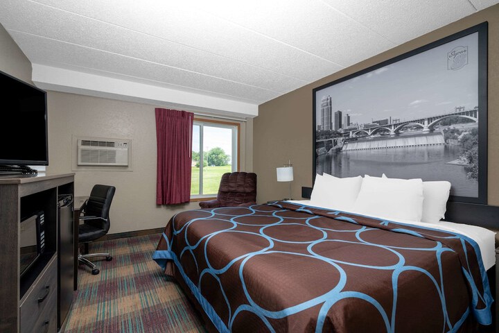 1 King Bed (2 of 18)