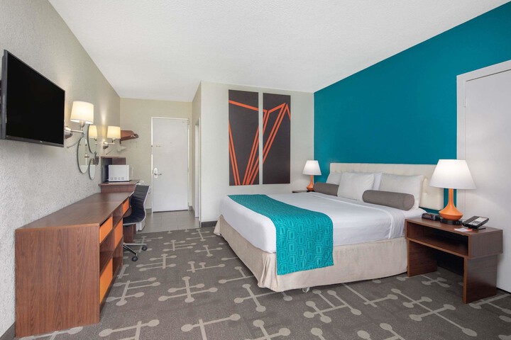 1 King Bed (6 of 7)