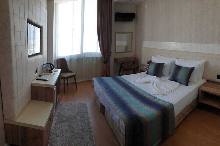Room 5 of 8