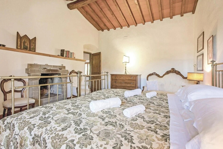 Room 4 of 16