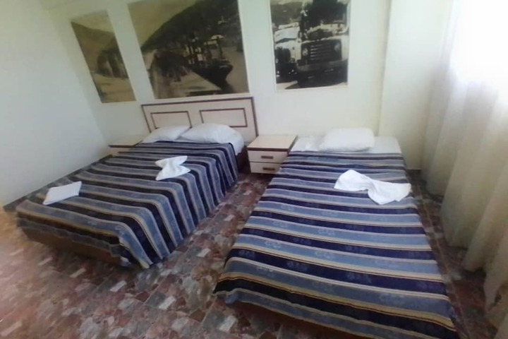 Room 5 of 9