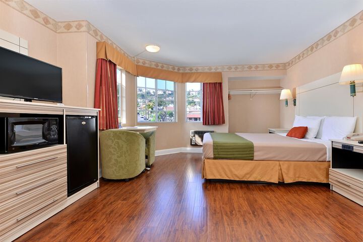 1 Queen Bed (11 of 12)