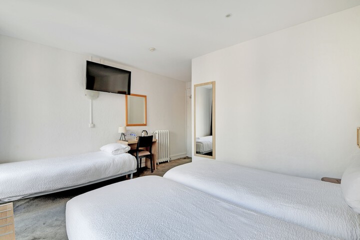 Room 25 of 49